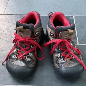 KEEN boys waterproof hiking boots, great condition